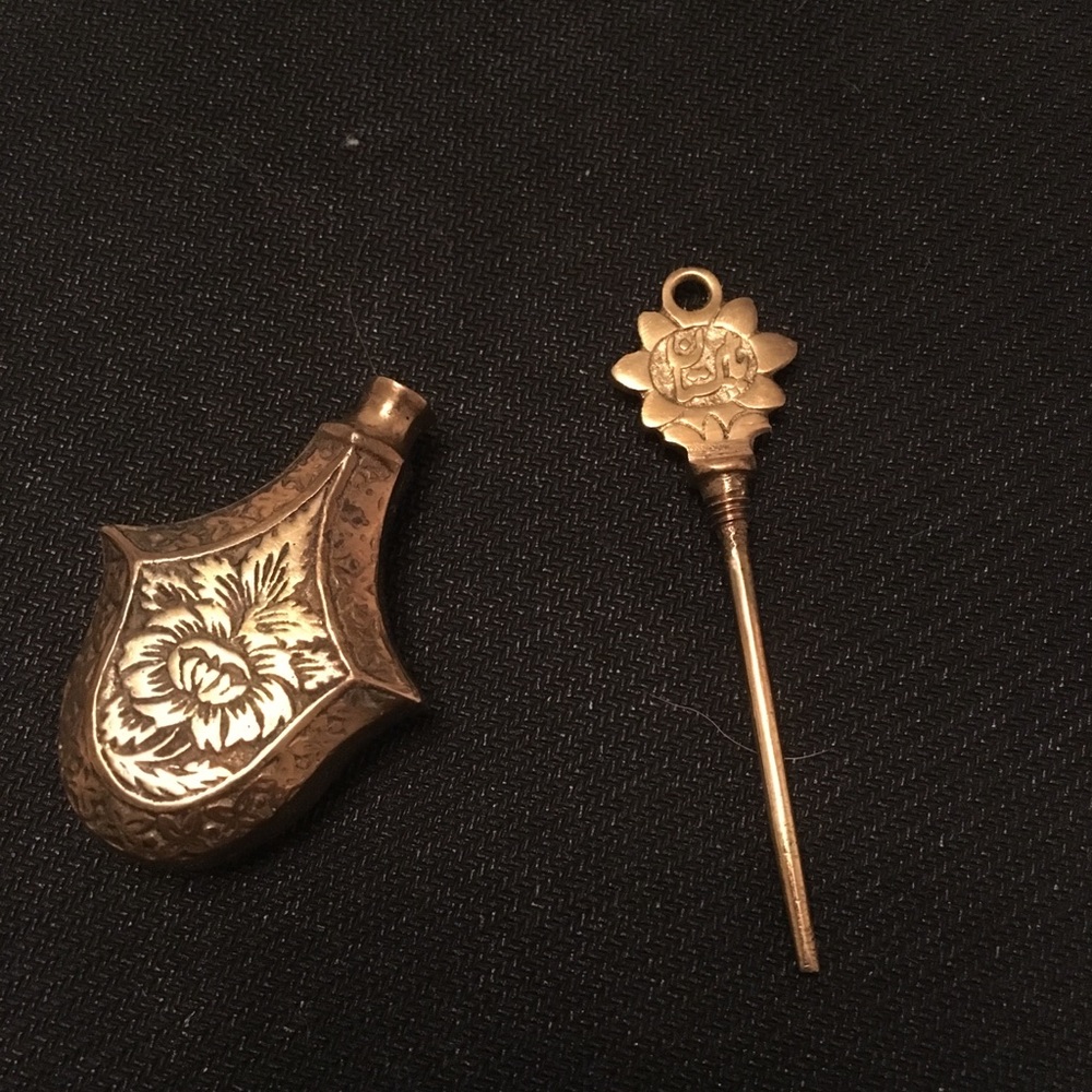 Perfume holder necklace